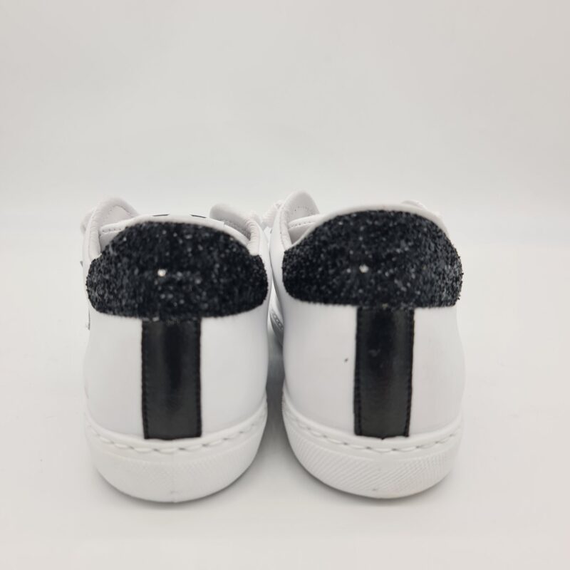2Stars sneakers Low donna bianca e nera talloncino glitter neri