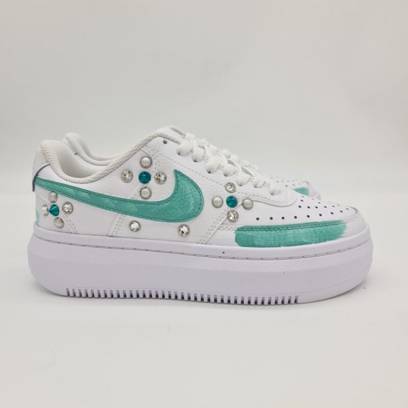 Nike Vision Platform sneakers donna customizzata bianca e tiffany con strass